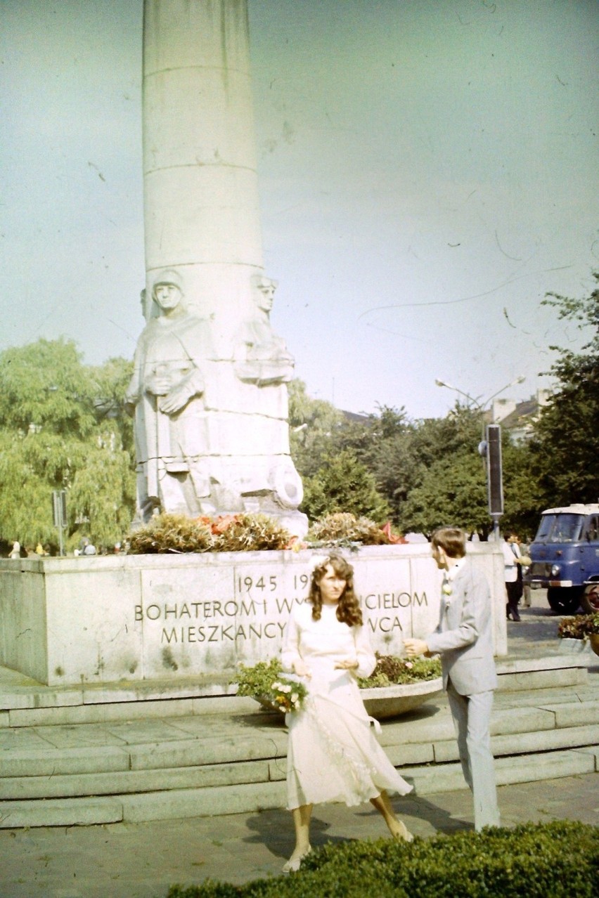 Nowy projekt Wojtka Mazana. Poszukiwane fotografie ostrowieckiego pomnika wdzięczności [ZDJĘCIA]