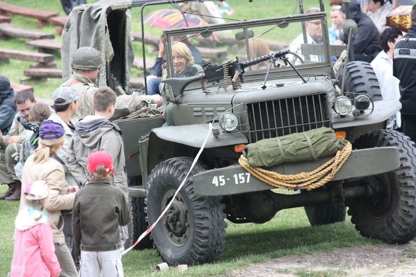 Zamek Ogrodzieniecki w Podzamczu przyciągnął fanów militariów [ZDJĘCIA i VIDEO]