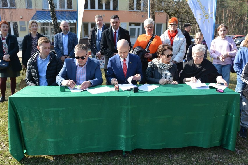 Umowa została podpisana na terenie SP Dąbki