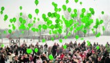 Uczniowie z Strzyżowic powitali wiosnę wypuszczając w niebo balony