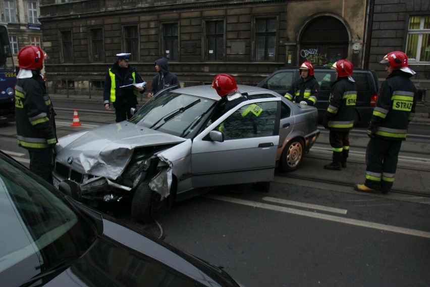 Wypadek na Podwalu: Samochód blokował torowisko. Ogromne korki (ZDJĘCIA)