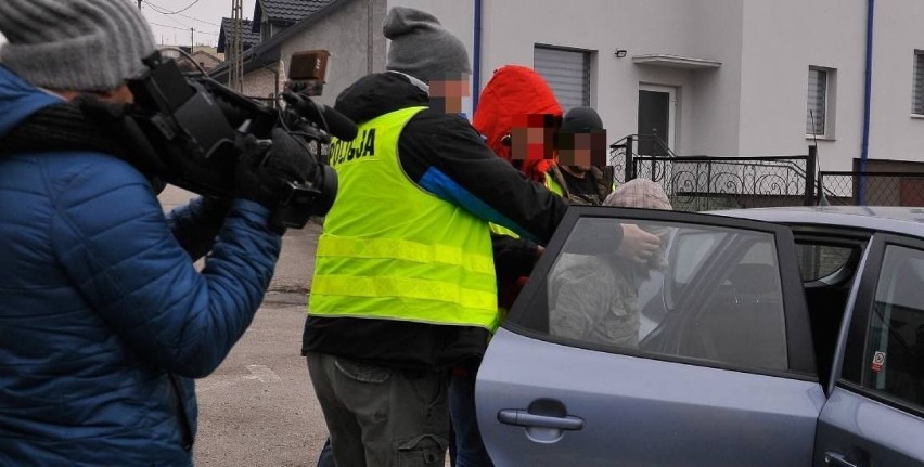 Miesięczną dziewczynkę znaleziono na polu w pobliżu domu....