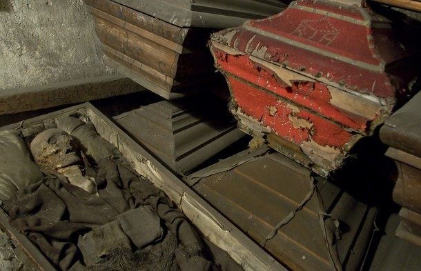Mumie w podziemiach kościoła św. Kazimierza wciąż niszczeją [ZDJĘCIA]