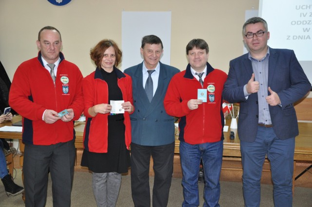 Od lewej: Ireneusz Cybulski (PTTK Łowicz), Katarzyna Wielemborek-Szkup (PTTK Łowicz) Tadeusz Panak (prezes Oddziału PTTK "Szaniec") Jacek Rybus (PTTK Łowicz), Tomasz Chadamik prezes Akademickiego Koła Turystycznego „Po prostu”, radny miejski Skierniewic (w czasie V Walnego Zjazdu Oddziału PTTK „Szaniec” wybrany na stanowisko prezesa oddziału).