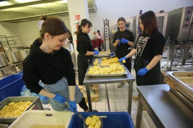 W środę ponad 100 osób przygotowywało jedzenie, które w święta trafi na stoły potrzebujących. Akcja odbywa się w ramach Metropolitalnego Śniadania Wielkanocnego.