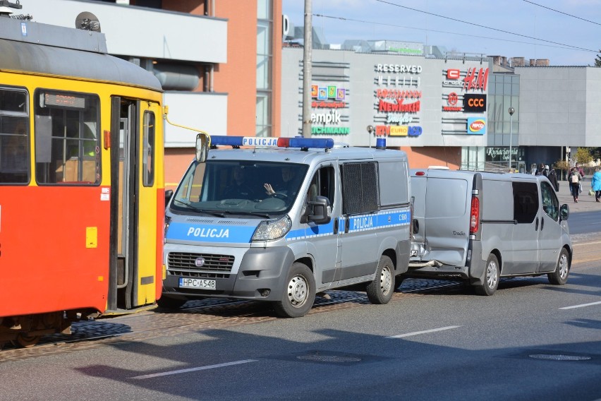 Zderzenie policyjnego radiowozu z tramwajem. Dwaj policjanci w szpitalu [wideo, zdjęcia]