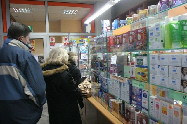 W poznańskich aptekach kolejki. Pacjenci korzystają z ostatniej okazji na zakup tańszych leków.