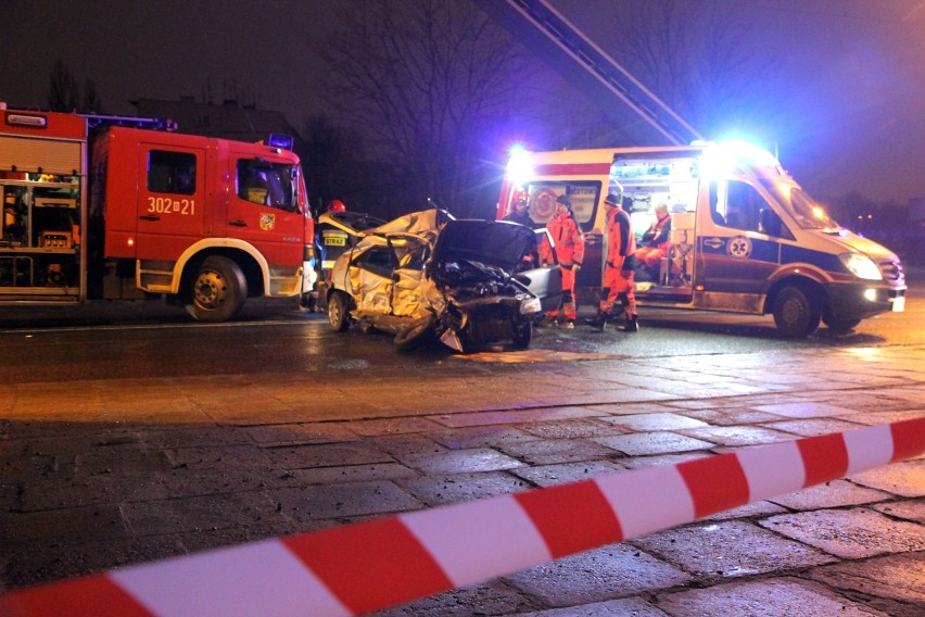 Śmiertelny wypadek na moście Grunwaldzkim. Samochód zderzył się czołowo z autobusem [ZDJĘCIA]