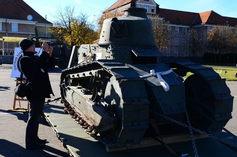 Renault FT-17 podczas wyładunku na Krzesinach