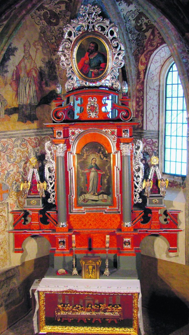 Odnowiony ołtarz z bogatą polichromią na ścinach i sklepieniu jest największą ozdobą prezbiterium w świątyni