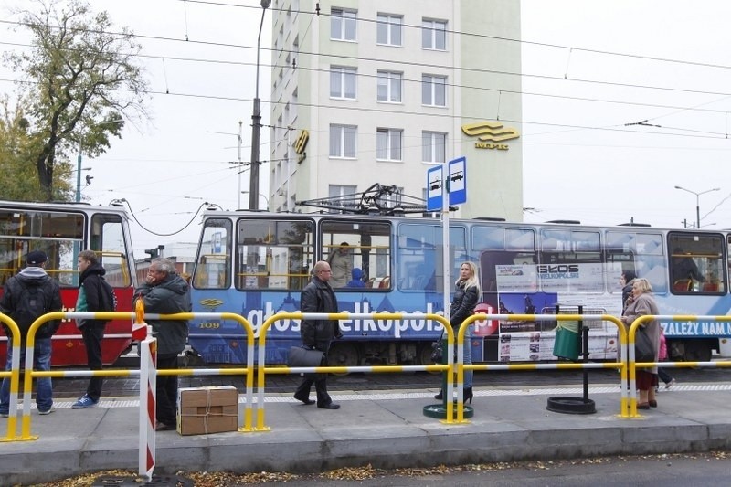 Pasażerowie chcą wiaty nad tymczasowymi przystankami na Głogowskiej. Co na to ZDM?  