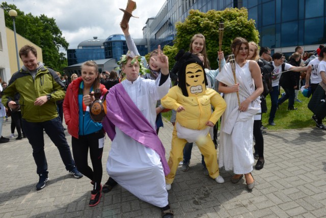 Tak wyglądała Wielka Parada Bachanaliowa w 2016 roku, po której studenci z rąk prezydenta, Janusza Kubickiego, przejęli klucze do miasta. 

