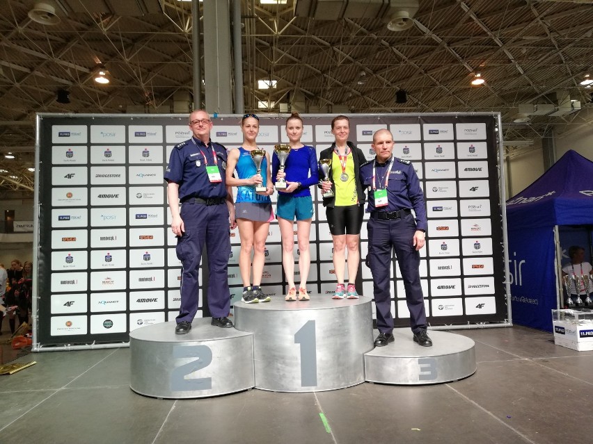 Monika Kapera i Rafał Stachowski na podium Policyjnych Mistrzostw Polski w Półmaratonie