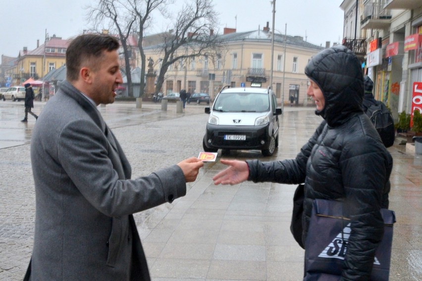 Nowy herb i flaga Kielc. Akcja na rynku (WIDEO, zdjęcia)