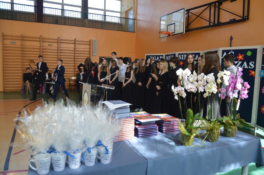 Zakończenie roku szkolnego maturzystów w II LO w Bełchatowie