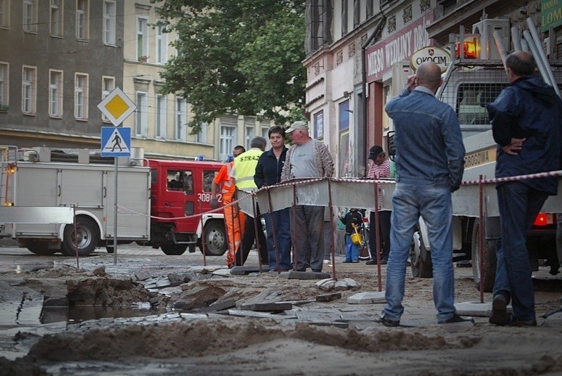 Powódź po awarii rury na Słowiańskiej (ZDJĘCIA I FILMY)