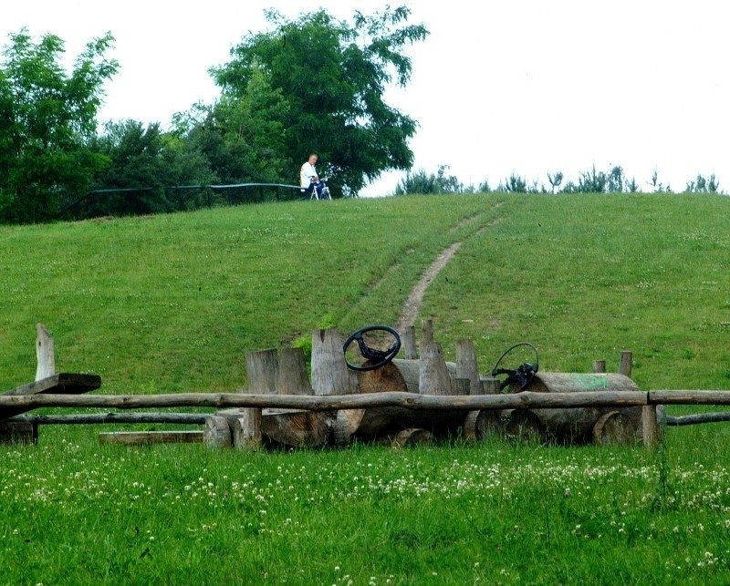 Budowa ścieżki zdrowia w Lasku Marcelińskim.