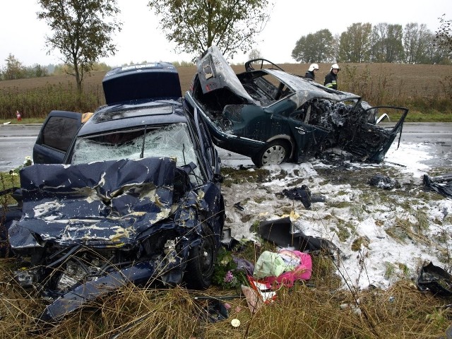 Kierowca mercedesa jechał środkiem drogi, bo chciał ominąć liczne koleiny.  W ostatniej chwili zdołał uniknąć zderzenia z fordem mondeo, ale prawdopodobnie stracił panowanie nad autem. Dlatego doszło do czołowego zderzenia z oplem vectrą. Zginęło 5 osób. Prokuratura bada przyczyny wypadku. Po ich ustaleniu śledztwo zostanie umorzone