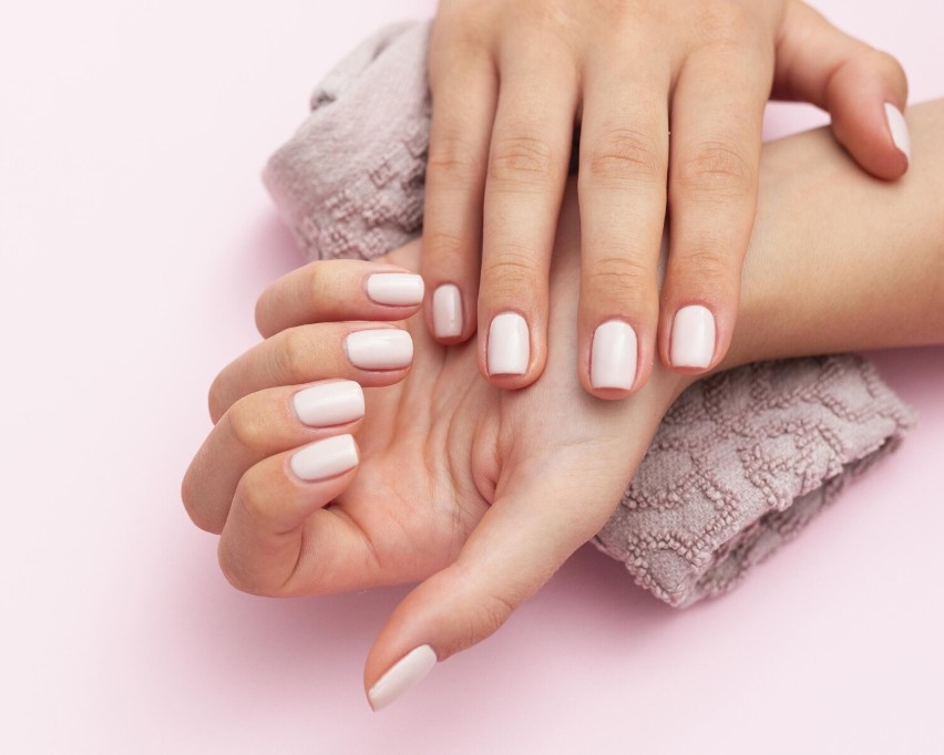 Manicure kombinowany to piękne pazurki bez widocznych...