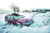 Śliskie drogi - Silny wiatr i śnieg utrudniały życie Dolnoślązakom