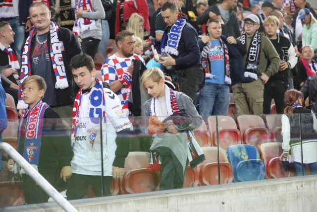 Kibice Górnika Zabrze zobaczyli porażkę z Zagłębiem Lubin 0:2.
Zobacz kolejne zdjęcia. Przesuwaj zdjęcia w prawo - naciśnij strzałkę lub przycisk NASTĘPNE