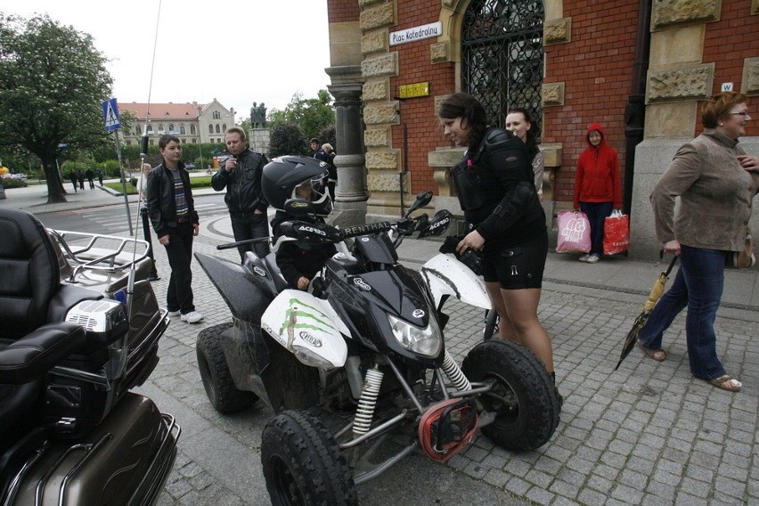 Legnica: Poświęcenie motocykli, skuterów, guadów przed katedrą