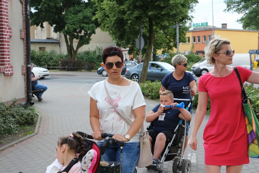 Przemarsz niepełnosprawnych ulicami miasta. Złotów solidaryzuje się z protestującymi w Sejmie [FOTO, WIDEO]