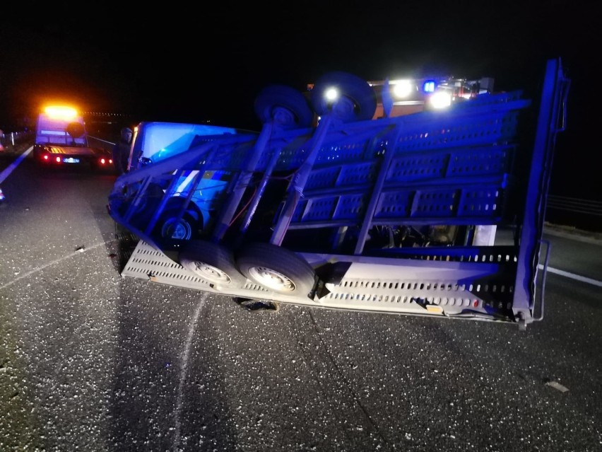 Laweta z Maluchem przewróciła się na autostradzie pod Grudziądzem [zdjęcia]