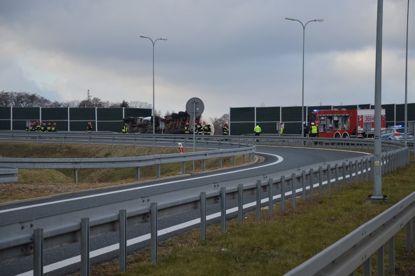 Groźnie na A4. Przewrócona cysterna blokowała wjazd [ZDJĘCIA]