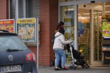 Limity klientów w sklepach w Skierniewicach. Czy są kolejki? [ZDJĘCIA]