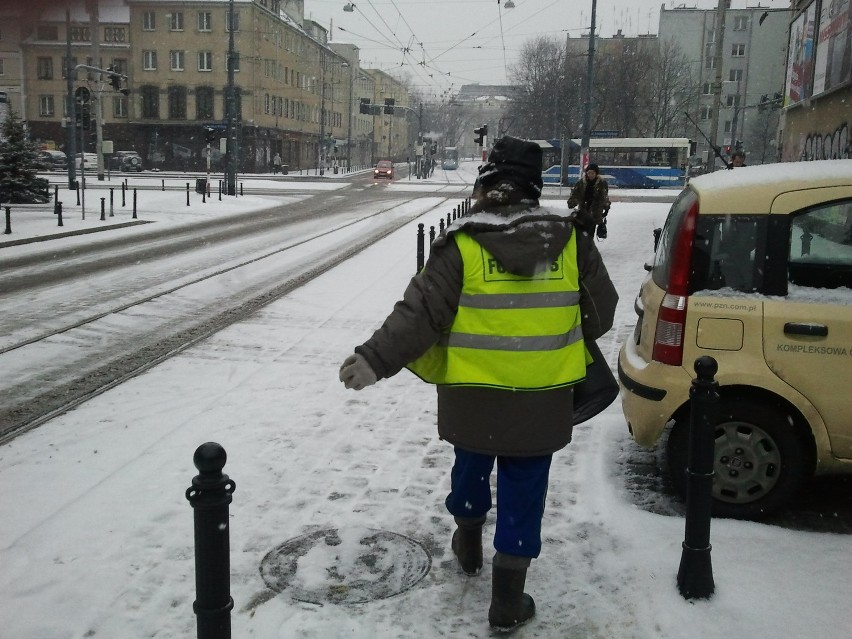 Zima we Wrocławiu: ciężkie pługi w Rynku. Wciąż będzie padać, czeka nas gołoledź (ZDJĘCIA)