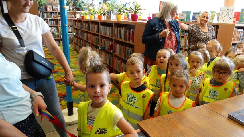 Poznajmy bibliotekę! Lekcja biblioteczna w przedszkolu nr 2 w Obornikach [ZDJĘCIA]