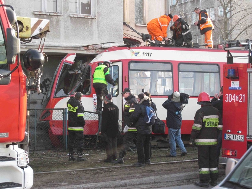 Tramwaj wbił się w ścianę budynku przy ul. Jana z Kolna w Gdańsku