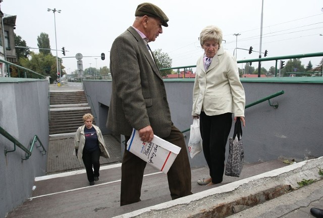 Najtrudniej przebrnąć przez przejście osobom starszym lub niosącym torby z zakupami.