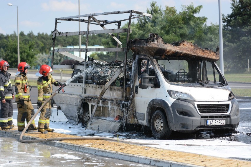 Na ul. Solidarności w Grudziądzu spłonął samochód dostawczy