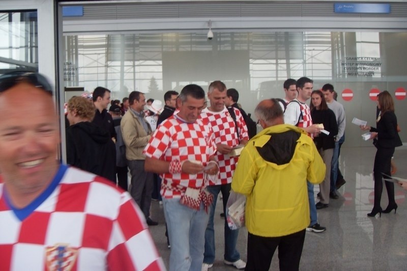 Kibice Chorwacji i Włoch na lotnisku Ławica.