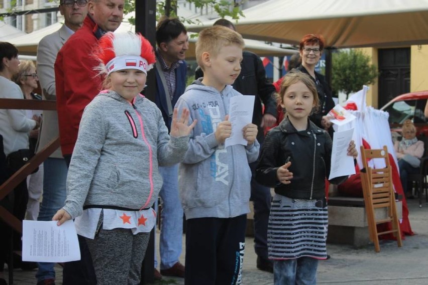 O godzinie 15 nastąpi oficjalne złożenie wiązanek kwiatów...