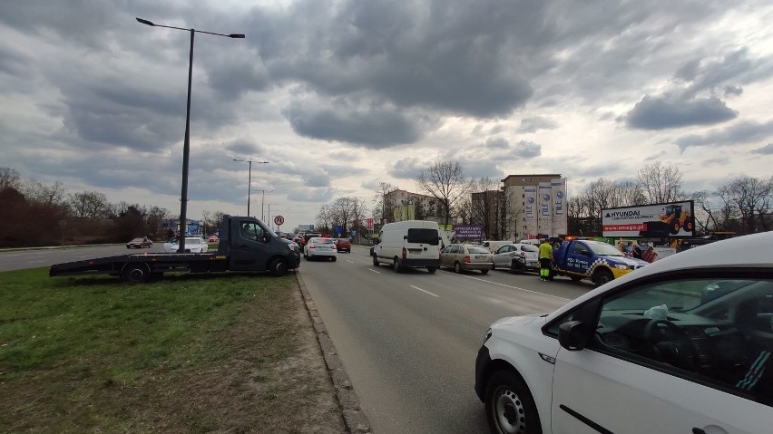 Wypadek w Warszawie. Kraksa na ulicy Modlińskiej. Zderzyło się pięć samochodów 