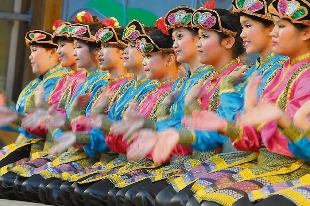 Zespół z Indonezji pokazał, że tańczyć można na siedząco