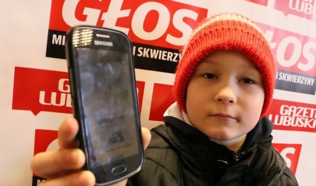 Dziesięcioletni Filip z Międzyrzecza znalazł w centrum miasta telefon komórkowy. Jego mama szuka właściciela.