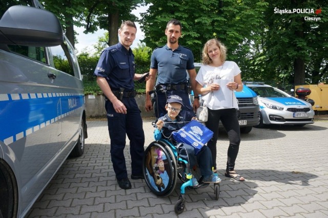 Cieszyńska policja sprawiła choremu Szymkowi niezwykły prezent z okazji Dnia Dziecka. 

Zobacz kolejne zdjęcia. Przesuwaj zdjęcia w prawo - naciśnij strzałkę lub przycisk NASTĘPNE