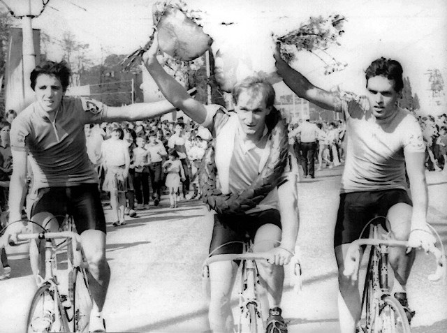 Wyścig Pokoju 1986. Historyczny, zwycięski etap z metą w Szczecinie. W środku Zdzisław Wrona, z prawej Ludwig (NRD), z lewej Saitow ze Związku Radzieckiego.