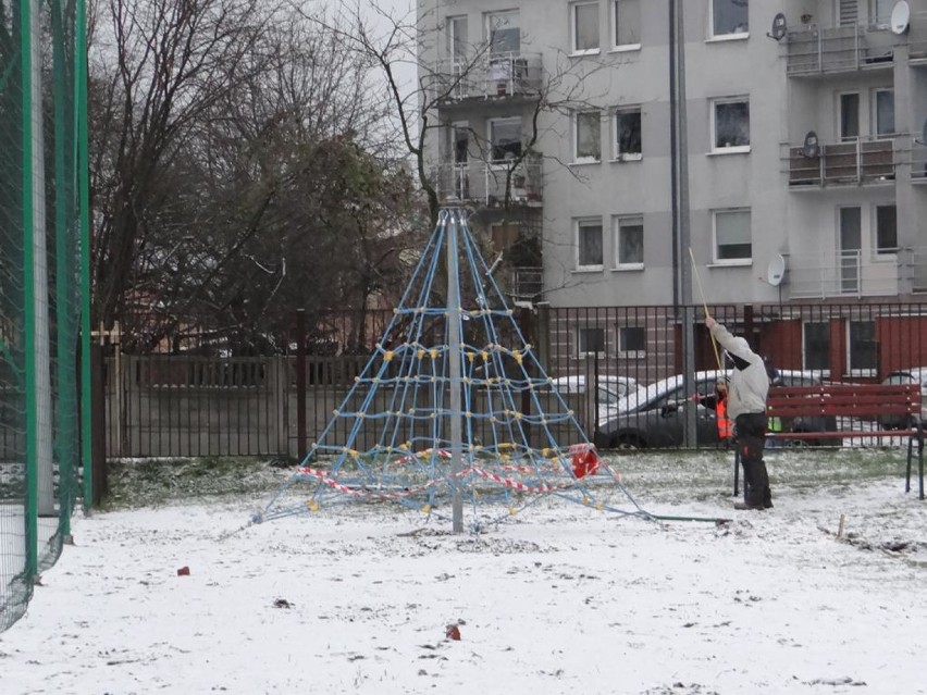 Robią plac zabaw przy Szkole Podstawowej nr 11