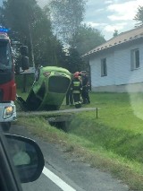 Radocza koło Wadowic. Samochód wypadł z drogi i wbił się w rów