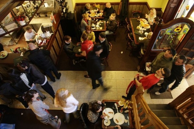 Restauracje,  puby i kawiarnie na Głównym Mieście przez weekend pękały w szwach. Kelnerzy uwijali się jak w ukropie, a goście nie kryli zniecierpliwienia