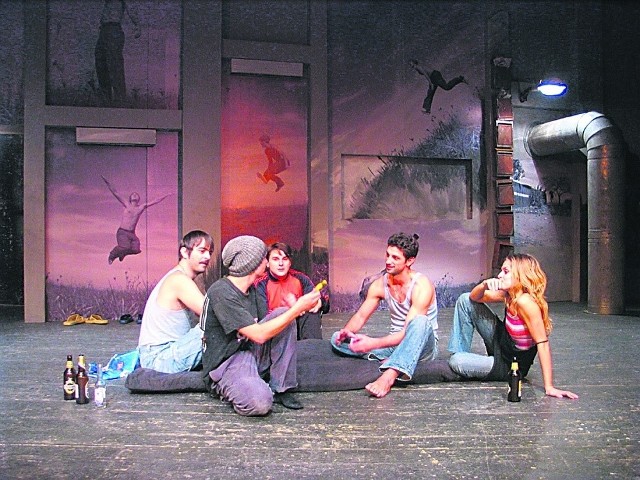 Scena ze spektaklu "Plastelina" według Wasilija Sigariewa w wykonaniu Teatru Toma Caragiu z Rumunii