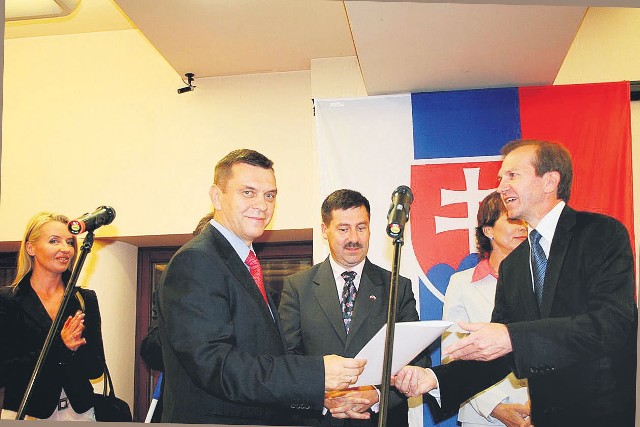 Wiesław Wojas (z lewej) odbiera nominację na konsula od Jana Borkowskiego, sekretarza stanu polskiego MSZ