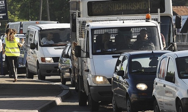 Taki widok na ul. Węgierskiej w godzinach rannego i południowego szczytu może przejść do historii, o ile samorządy wprowadzą planowany system "park and ride". Chodzi o pozostawienie aut na parkingu w Starym Sączu i przesiadkę do ekologicznych autobusów