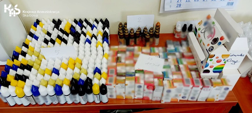 Funkcjonariusze Służby Celno-Skarbowej z Legnicy na targowisku w Głogowie znaleźli nielegalny płyn do e-papierosów