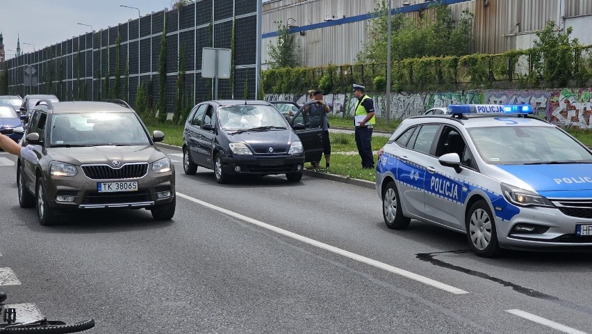 Wypadek na Zagnańskiej w Kielcach. Samochód potrącił rowerzystę na pasach, były utrudnienia